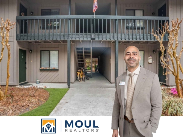 141 Lamotte - Agent in front of property